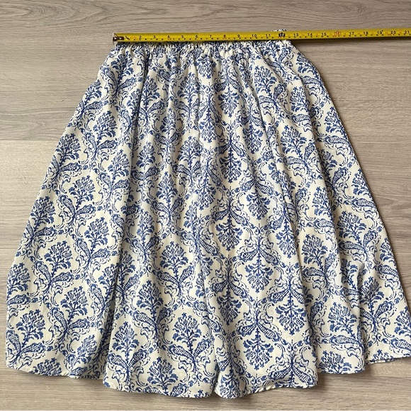 Francesca’s Floral Skirt in Blue and White Pattern Size Small EUC - Picture 2 of 4